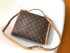 This retro and stylish LV Ivy handbag is the focus of Nicolas Ghesquière’s 2020 early spring series fashion show. The design is inspired by the Bel Air handbag in 1994. It is made of Monogram canvas and natural cowhide, exuding the “retro school bag” “style, the leather closure buckle is also embellished with fashionable and new details such as the LV logo. In addition to carrying it by hand like a fashion show, you can also use the shoulder strap to carry it hands-free. Louis Vuitton Yayoi Kusama, Retro School, Louis Vuitton Capucines, Large Cosmetic Bag, Medium Handbags, Lv Purse, Lv Shoes, Lv Belt, Lv Wallet