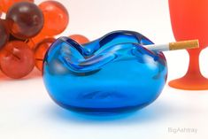 Home Office Vintage, Office Decor Organization, Home Office Layouts, Vintage Ashtrays, Office Vintage, Sofa Bed Design, Glass Ashtray, Vintage Ashtray, Blue Ball