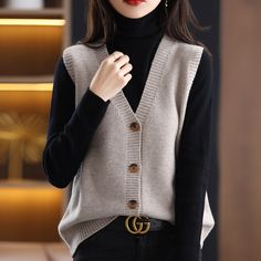 Sweater Vest Outfit Women, Vest Outfit Women, 70s Women Fashion, Sweater Vest Outfit, Outfits Con Jeans, Sleeveless Sweater Vest, Fast Fashion Brands, Korean Fashion Casual, Sweater Vest Women