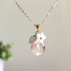 Nuestros collares de durazno de cristal están hechos con duraznos de cristal, hojas acrílicas, flores de cristal, cuentas de cristal y una cadena chapada en oro de 14 quilates que es buena para pieles delicadas.

 Tamaño: la cadena mide 18" de largo con un extensor de 1"

 💖 Hipoalergénico

 🎀 Lindo y delicado

 🎁 Regalo listo

 🌹Hecho a mano con amor

 💨Embalaje:

 • Bien embalado en caja reciclable

 • Viene con una bolsa de seda con cordón

 💨Instrucciones de cuidado:

 • Evite perfume Cute Pink Resin Necklace, Peach Flower Shaped Jewelry For Gift, Peach Flower-shaped Jewelry For Gift, Pink Flower Glass Jewelry, Pink Flower-shaped Glass Jewelry, Adjustable Pink Resin Necklace, Pink Resin Pendant Necklace, Peach Food, Acrylic Leaves