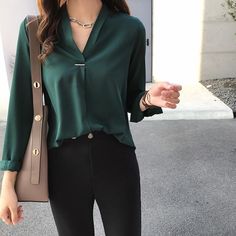 Mode Ulzzang, Chiffon Shirt Blouse, Women Chiffon Blouse, Office Women, Chique Outfits, Tops And Blouses, Business Casual Outfits For Work, Shirts Women Fashion