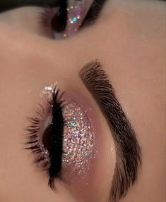 maquiagem / maquiagem euphoria / inspiraçao de maquiagem em series / inspiraçao de maquiagem / dicas de maquiagem / dicas / tutoriais de maquiagem / makeup / make / maquiagem lindas / maquiagem basicas Glitter Eye Makeup Brown Eyes, Simple Glam Makeup For Graduation, Eye Looks For White Dress, Rose Gold Sweet 16 Makeup Looks, New Years Eyeshadow Looks Sparkle, Makeup Looks For Prom Pink Dress, Quincenera Makeup Pink, Wedding Makeup Glitter Eyes, Makeup Looks With Pink Dress