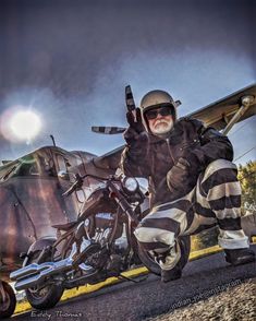 Riding season's coming to an end here in Québec 🇲🇶 Have a Great Weekend Everyone❗ #indianmotorcycle #indianmotorcycles #indianmotorcyclesofinstagram #indiansuperchief #indianchief #bobber #indianchiefbobber #indian_and_harley_addicted #indianmotorcycleridersgroup #indianmotorcycleworld #firstmovers #indianowner #dailyindiangram #imrg #badassmotorcycle #moto #motogram #indianchiefdarkhorse #americanmotorcycle #vtwinaddicted #badassbike #motorcycle #motorcycles