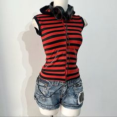 Authentic Y2k Outfits, Cool Punk Outfits, 2000s Clothes Aesthetic, Outfits With Red Shirts, 2010s Clothes, Oc Accessories Ideas, Trashy 2000s Outfits, Analogous Outfit, Drawing On Clothes