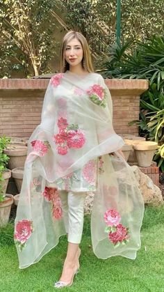 Organza Printed Dupatta, Trendy Things, Dress Designs For Girls, Body Hot, Printed Suit, New Look Fashion, Nikkah Dress, Latest Dress Design, Pakistani Fancy Dresses