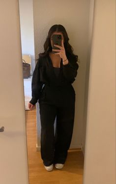 Jogger Outfits Women, Outfit Noir, Cute Nike Outfits, Outfit Black, Causual Outfits, Cute Comfy Outfits, Fashion Mistakes