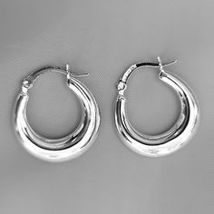 Nwt Sterling Silver Thailand Hollow Small Hoop Earrings - Stamped - Clasp Entry - Shiny Polish - Tarnish Resistant Size: 2cm Weight: 3.2g New Old Stock - On Earring Original Card. Oc Sketchbook, Hoop Silver Earrings, Little Hoop Earrings, Thick Gold Hoop Earrings, Pinterest Wardrobe, Small Silver Hoop Earrings, Random Clothes, Black Diamond Earrings, Small Hoop Earrings