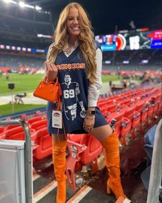 Nfl Draft Outfit Women, Ravens Football Game Outfit, Sec Gameday Outfits Football, Chicago Bears Outfit Woman, Nba Wife Outfit, Super Bowl Party Outfits For Women, Cold Nfl Game Outfit, College Football Game Outfit Fall, Nfl Football Game Outfit