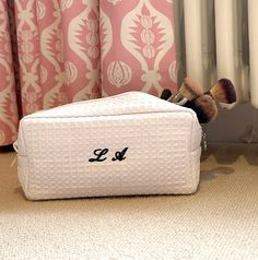 Add a touch of personalized luxury to your beauty routine with our Personalised Small Quilted Monogrammed Cosmetic Bag! This exquisite makeup pouch features delicate quilting and your custom monogram, creating a truly unique accessory. Perfect for storing your essentials or as a thoughtful gift for bridal showers or Mother's Day, this embroidered travel case combines style and functionality. Treat yourself or a loved one to a touch of elegance with our Initial Name Makeup Pouch. Elevate your bea Makeup Pouches Aesthetic, Initial Makeup Bag, Personalised Makeup Bag, Embroidery Makeup Bag, Saie Makeup Bag, Luxury Makeup Bag, Makeup Bags Aesthetic, Makeup Pouch Aesthetic, Aesthetic Makeup Bag