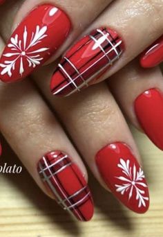 Hard Gel Nails Design Christmas, Holiday Nails Inspiration, Christmas Present Nails, Winter Nail Art Designs, Nail Art Noel, Christmas Nails 2023, Subtle Nail Art, Hard Gel Nails, Gel Nail Art Designs