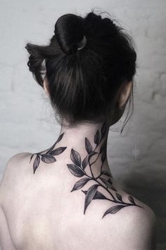 A woman shows her plant tattoo on her neck and shoulders. It is done in a black and gray illustrative style. Back Neck Tattoo, Best Friends Tattoo, Plant Tattoos, Tato Maori, Tattoo Leggings, Friends Tattoo, Tattoo Couple, Throat Tattoo, Neck Tattoos Women