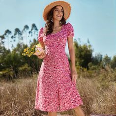 Este elegante vestido largo cuenta con un hermoso estampado floral y una abertura lateral que le da un toque único. Confeccionado con telas de alta calidad, este vestido no solo te hará lucir elegante, sino que también te mantendrá cómoda durante todo el día. Perfecto para cualquier ocasión, ¡este vestido te hará destacar! La modelo lleva una talla "S" CARTA DEL TAMAÑO : Talla Busto Cintura Longitud S 92 cm 67 cm 128 cm M 97 cm 72 cm 130 cm L 104 cm 77 cm 132 cm XL 111 cm 84 cm 134 cm DETALLES: Fitted Midi Dress With Split Design For Beach, Spring Beach Midi Dress With Split Design, Spring Knee-length Midi Dress With Split Design, Casual Summer Dress With Split Design, Fitted Midi Dress With Split Hem For Summer, Casual Spring Midi Dress With Split Design, Casual Midi Dress With Split Design For Spring, Fitted Spring Midi Dress With Split, Spring Fitted Midi Dress With Split Hem