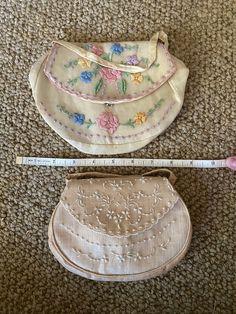 Set of two early 20th century handbags with floral embroidery. One with colorful flowers and one with white. Smaller bag includes a silk hanky from the original owner, but has a stain spot inside, shown in photo Antique Purse, Silk Purse, Vintage Gold Rings, Beaded Evening Bags, Vintage Clutch, Princess Aesthetic, Evening Clutch Bag, Vintage Bags, Vintage Silk