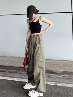 Découvre notre collection de pantalon cargo streetwear, pour femme disponible exclusivement sur notre boutique Mauv Studio Y2K Store Vêtements et Accessoires Streetwear. INFORMATIONS ARTICLE Pantalon cargo parachute avec jambes large au style Y2K. Cette pièce sera idéale pour apporter une touche de nouveauté et de fraîcheur à ton look tendance et fashion. La collection de pantalon cargo streetwear s'inspire d'une vision de la mode urbaine et streetwear. MARQUE Mauv Studio Y2K Store est la collec Harajuku Cargo Pants, Tight Shirt Baggy Pants, Baggy Pants Outfit Street Styles, Parashoot Pants Outfit, 90s Fashion Baggy, Baggy Streetwear Women, Green Cargo Pants Women, Big Pants Small Shirt, Cargo Pants Fit