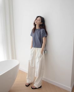 These pants have a relaxed silhouette that is typical of this year.

The natural texture is gentle on the skin and comfortable to wear.

With its relaxed and exquisite looseness, you can create a trendy outfit just by wearing it.
◾️Model
Height/Weight：168cm(66.1in)/50kg(110.2lb)
Fitting Size：L
◾️Material
hemp 45%
cotton 55%



Size (cm)
Length
Waist
Hip


XS
95
62-72
140


S
100
64-74
142


M
102
68-78
146


L
104
72-82
150 Loose Linen Pants Outfit, Casual Cotton Wide-leg Parachute Pants, Casual Full-length Cotton Parachute Pants, Baggy Linen Ankle-length Pants, High-waisted Cotton Parachute Pants With Relaxed Fit, White Linen Pants Outfit, Relaxed Fit Linen Wide-leg Parachute Pants, Loose Linen Pants, Loose Pants Outfit