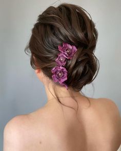 Bun Hairstyles For Long Hair Indian, Low Bun With Flowers Indian, Messy Bun With Flowers Indian, Low Bun With Gajra, Messy Bun For Wedding Indian, Low Bun Wedding Hair Indian, Wedding Hairstyles Hair Up, Hairstyles For Curly Hair For Wedding, Hair Do With Flowers