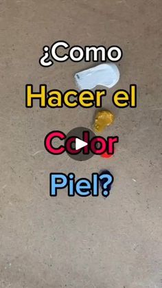 the words hacer el color piel in spanish are shown on top of a floor