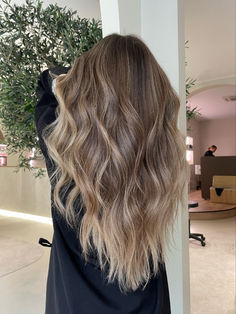 Balayage blond froid cendré - Studio Thomas Tuccinardi Balayage Hair In Ponytail, Balayage Blond Beige, Balayage Contouring, Balayage Beige, Mousy Brown Hair, Highlights Brown Hair Balayage, Blond Beige, Brown To Blonde Balayage, Ash Brown Hair Color