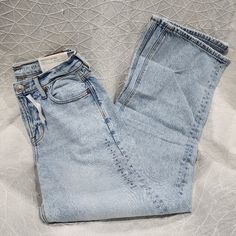 New With Tags American Eagle 90s Wide Leg Jeans Comfort Stretch Waistband Regula High Rise Size 000, 00, 2, 4, 6, 8, 10, 18 Questions? Leave A Comment Below! Wide Leg Jeans American Eagle, Baggy Jeans American Eagle, American Eagle Jeans Aesthetic, Cute Jeans With No Rips, Cute Jeans For School, Cute Pants For School, Low Rise Mom Jeans, American Eagle Clothes, Jeans For School