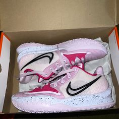 Never Worn Mismatch Basketball Shoes, Volleyball Shoes Aesthetic, Nike Basketball Shoes Womens, Colorful Basketball Shoes, Basketball Shoes Aesthetic, Pink Volleyball Shoes, Kyrie 4 Low, Basketball Shoes Women's, Kyrie Low 4