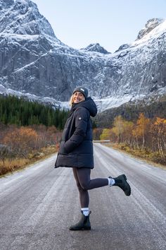 Don't let the cold keep you cooped up! Blundstone boots keeping you warm and dry through all seasons. Blundstone Thermal Boots, Womens Blundstone Boots Outfit, Blundstone Women Outfit Fall, Black Blundstone Women Outfit, High Ankle Boots Outfit, Black Blundstone Outfit, Outdoorsy Pictures, Outfits With Blundstone Boots, Blundstone Outfit Women