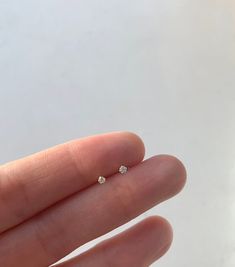 Basic Earrings Studs, Tiny Diamond Stud Earrings, Minimalist Accessories Jewellery, Fine Studs, Gold Ideas, Minimalist Stud Earrings, Earring Minimalist, Minimalist Earrings Studs, New York Studio