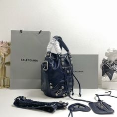 Balenciaga 's popular "Le Cagole" series is a modern interpretation of its "City" handbags - reshaped into a bucket bag design to inject a new soul into it. The large size adds two round top handles, combining classic and Modern trends are perfectly integrated. On the basis of retaining the original DNA of the motorcycle bag's flat rivets, delicate buckles and tassel zippers, it adds adjustable woven shoulder straps and a cute and playful heart-shaped mirror, which perfectly softens the neutral temperament of the original version. .
Original burst sheepskin imported from Italy (explosion fine lines can be seen)
Large Size: 30*23*17cm New Soul, Shaped Mirror, Motorcycle Bag, Lv Purse, Lv Shoes, Gucci Bamboo, Lv Handbags, Orange Bag, Lv Belt