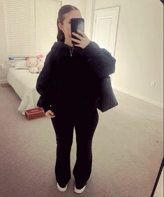 Black Slippers Outfit, Outfits With Black Uggs, Black Ugg Outfit, How To Style Flares, Dual Enrollment, Cute Easy Outfits For School, Slipper Outfit, Casual Work Style, Chill Outfit