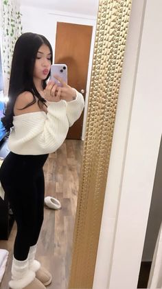 Latina Outfits Casual, Fall Outfits Latina, Pose Hide Face, Cute Latina Outfits, Men Mirror Selfie, Mirror Selfie Aesthetic No Face, No Face Mirror Selfie, Mirror Selfie Men, Mirror Selfie Captions