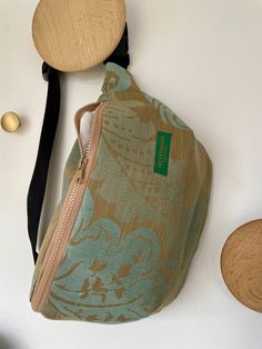 Skal du med en tur i skoven? Med denne Bumbag besøger vi Rold Skov. Det er en unik og rummelig taske klippet og syet af de lækreste upcyclede boligtekstiler fra Paris. Måler ca 40 cm i bredden og 30 cm i højden. Håndlavet i Lynæs. Outdoor Green Belt Bag With Removable Pouch, Green Outdoor Bag With Zipper Pouch, Green Outdoor Crossbody Belt Bag, Bumbag Sewing Pattern, Eco-friendly Natural Color Crossbody Bucket Bag, Green Shoulder Belt Bag For On-the-go, On-the-go Crossbody Bucket Bag With Removable Pouch, Brown Belt Bag With Removable Pouch For On-the-go, Cross Body Handbags