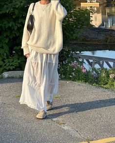 White Skirt Outfit, White Skirt Outfits, Modest Outfit Ideas, Minimal Wardrobe, White Long Skirt, Long Skirt Outfits, Modest Summer Outfits, Modest Fashion Outfits, White Skirt