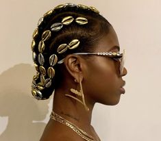 Afro Jewelry Hair, Cornrow Accessories, Braids With Gold Accessories, Locs With Accessories, Ashanti Braids, Afropunk Hairstyles, African Hair Jewelry, Hair Expo, Bracelet Craft