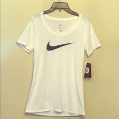 Dri Fit/Athletic Cut Nike Athleisure Workout T-shirt, White Workout T-shirt With Logo Print, Nike Casual Workout T-shirt, White Go-dry Athleisure T-shirt, White Go-dry T-shirt In Athleisure Style, Casual Athletic Fit Go-dry T-shirt, Nike Athletic Fit T-shirt For Workout, Nike Athleisure T-shirt For Gym, Casual Sports T-shirt With Go-dry