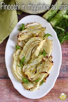 Vuoi un contorno veloce e salutare? Prova i finocchi in friggitrice ad aria: croccanti, saporiti e pronti in meno di 10 minuti! Cena Light, Fennel Recipes, Roasted Fennel, Diet Recipes Flat Belly, Cooked Vegetables, Detox Recipes, Veggie Dishes, Yummy Sides, Daily Meals