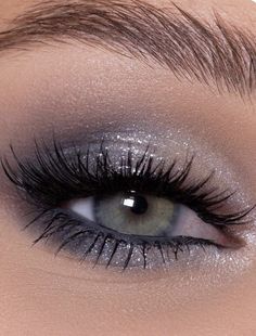 Light Smokey Eye Makeup Blue Eyes, Blue Eyes With Pink Eyeshadow, Robert Welsh Eyeshadow, Homecoming Eyeshadow Looks, Feyre Starfall Makeup, Prom Makeup For Blue Eyes Blue Dress, Grey Makeup Looks, Teknik Makeup