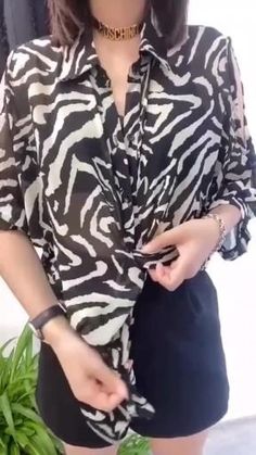 Zebra Scarf Outfit, Shirt Over Dress Outfit Ideas, Shirt Tuck, Tie A Shirt, Shirt Knot, Diy Clothes Hacks, Shirt Hacks, Ways To Wear A Scarf, Diy Fashion Hacks