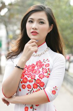 Vietnamese Clothing, China Doll, Designer Kurti Patterns, Vietnamese Dress, Desi Beauty, Traditional Dresses, Stylish Dresses, Global Community