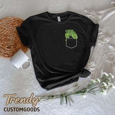 "Monstera Pocket Shirt,Plant Lady TShirt,Plant Lover Gift,Plant Mom Tee,Nature Lover Shirt,Botanical Shirt,Gardening Shirt,Monstera Leaves ----- How To Order ----- 1-) Please, check and review all the photos. 2-) Choose your t-shirt size and color. *Different styles of shirts may have different shades of same color choice due to different manufacturer brands. *For this reason, we recommend you to match shirts from the same styles if you want precisely matching colors (ex. Unisex, V-necks, Toddle Green T-shirt With Pockets In Relaxed Fit, Green Relaxed Fit T-shirt With Pockets, Green Pocket T-shirt For Spring, Green Spring T-shirt With Pockets, Green T-shirt With Pockets For Spring, Casual Summer Tops With Plant Details, Relaxed Fit Green T-shirt With Plant Print, Spring Green Tops With Plant Details, Cotton T-shirt With Plant Detail, Short Sleeve