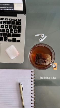 Tea stydt time macbook airphones stydy methodes fenyman Aesthetic Hobbies, Hobbies Aesthetic, Hobby Aesthetic, Study Outfit, Selfcare Aesthetic, Studera Motivation, Uni Life, Work Motivation, Study Motivation Inspiration