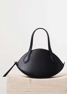 Small Curved Handbag in Black Natural Calfskin - Spring / Summer Runway 2015 collections - Handbags | CÉLINE Spring Summer Runway, Summer Runway, Black Handbag, Kelly Bag, Handmade Handbags, Leather Bags Handmade, Beautiful Bags