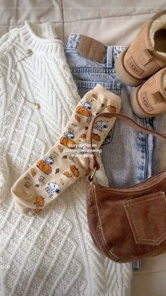 Cute Warm Boots, Fall Esencials, Fall Semester Outfits, Fall Must Haves 2024, Travel Outfit Fall, Cute Fall Aesthetic, Winter Purse, Fall Wishlist, Fall Closet