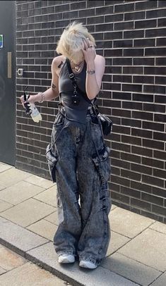 Super Baggy Pants Outfit, Baggy Rock Outfit, Grunge Baggy Jeans Outfit, Grunge Outfits Baggy Jeans, Grey Concert Outfit, Alt Inspo Fits, Tank Top And Baggy Jeans Outfit, Pretty Baggy Outfits, Grey Baggy Pants Outfit