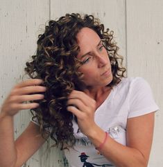 5 Steps To Well Defined Curls How To Elongate Natural Curls, Hair Stages, Hairstyle Youtube, Tomboy Chic, Curly Girl Method, Hair Help, Hair Product, Bouncy Curls, Defined Curls