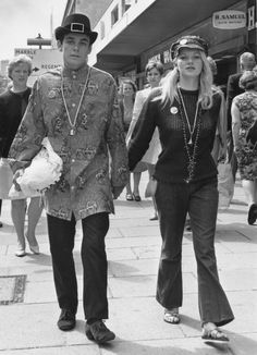 …’60s fashion was just a little more fun… | 24 Fashion Photos That Will Make You Wish It Were The ‘60s Freedom Pictures, 60s Mod Fashion, Hippies 1960s, Middle Eastern Fashion, Joe Colombo, 60s 70s Fashion, Estilo Hippy, London Pictures, Couple Dress