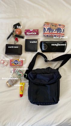 #whatsinmybag Stuff In My Bag, Will U Be My Boyfriend, Summer Bag Essentials, Bag Tour, What Is In My Bag, Stuff Bag, Edc Backpack, Everyday Bag Essentials, What's In My Purse