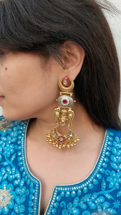 Naaz Sahiba dual toned jhumka is a part of our artistic silver lookalike jhumkas. They are handcrafted in Silver alloy, Brass, and Silver Plating. USP: Lightweight design ensures comfort for all-day wear. Length: 4 cm This elegant earring is an ideal gift for yourself, your partner, family, friends, and co-workers. These beautiful jhumkas are perfect as gifts for Christmas, Thanksgiving, New Year, Birthday, Engagement, Wedding, Anniversary and Mother's Day. *Handmade and handcrafted products com Bollywood Style Kundan Chandbalis In Dual-tone, Bollywood Style Dual-tone Kundan Chandbalis, Festive Dual-tone Kundan Chandbalis, Traditional Dual-tone Earrings For Diwali, Dual-tone Temple Jewelry Earrings For Puja, Dual-tone Earrings For Puja And Festivals, Traditional Dual-tone Earrings For Festivals, Festive Dual-tone Earrings For Puja, Festive Dual-tone Temple Jewelry Danglers