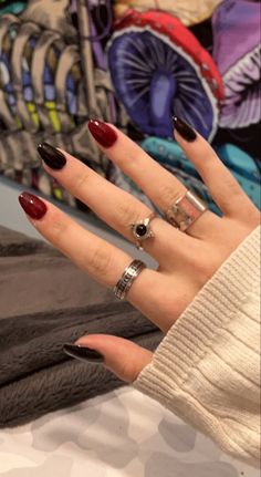 Dark Nails Colors, Black And Red Nail Inspo Acrylic, Short Nails Aesthetic Grunge, Nails Inspo Red And Black, Red And Black Aesthetic Nails, Red And Black Gel Nails Ideas, Red Black Nails Short, Short Nails Grunge, Black Nails Acrylic Almond