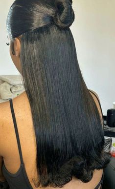 #cabeloalisado #longhair Ponytail Relaxed Hair, Hairstyle Photoshoot Ideas, Classy Curly Hairstyles Natural Curls, Slick Hairstyles, Hair Ponytail Styles, Ponytail Styles, Relaxed Hair, Baddie Hairstyles