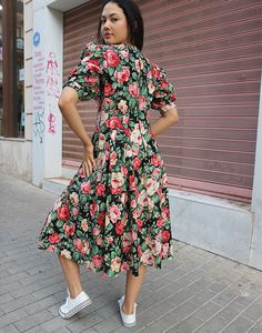 Floral midi dress in black and pink. Round neckline. Half sleeves. Size M. EU 38-42 / UK 10-14 Measurements: 36"/ 91cm bust - 34" / 86cm waist - 62" / 157cm hips - 16.5" / 42cm sleeve length - 46" / 117cm dress length. Condition - Excellent. Material - Cotton. Sustainability - Vintage. Handpicked, repaired and ready to wear. This is an original vintage item, not new and minor signs of wear and age are expected, we will highlight any major flaws. Model is a UK 6/8 and 5'7" tall Long Sleeve Midi Dresses, Pink Round, Jumpsuit Skirt, Sleeveless Jacket, Long Sleeve Midi, Black And Pink, Long Sleeve Midi Dress, Floral Midi Dress, Black Midi Dress