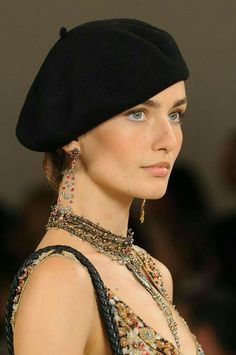 How To Wear A Beret, Beret Fashion, Black Beret, Mode Tips, Hat Beret, Trendy Hat, Moda Chic